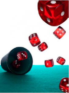 Würfel-Gewinnspiel auf grünem Filz